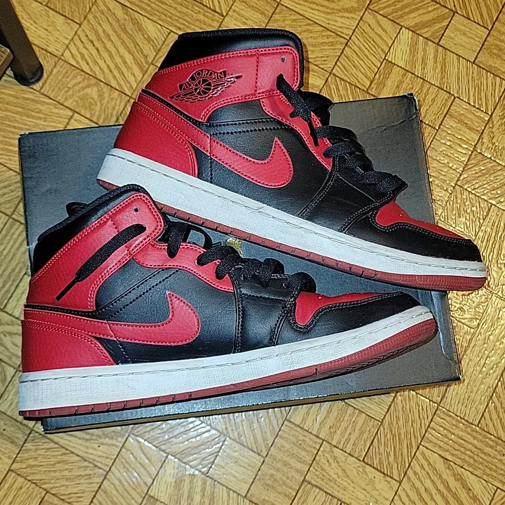 Air Jordan 1 Mid Banned